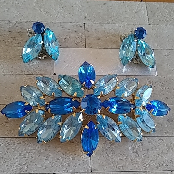Vintage Jewelry - Blue Rhinestone Brooch with Matching Earrings